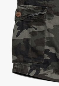 Camouflage cargo shorts in donkergroen, grijs en zwart. Bevat een zijzak met knoopsluiting, stevig materiaal en rechte zoom.