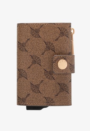 Braune Geldbörse mit strukturiertem Oberflächenmuster und dunklen Blumenmotiven. Verfügt über einen goldenen Druckknopfverschluss und einen Reißverschluss an der Seite.