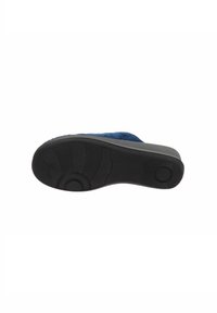 Scarpa slip-on trapuntata blu con suola in gomma nera testurizzata. La suola presenta un motivo a battistrada circolare per aderenza e stabilità.