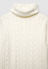 Maglione a collo alto color crema realizzato in tessuto a maglia testurizzata con motivo a trecce e colletto ripiegato.