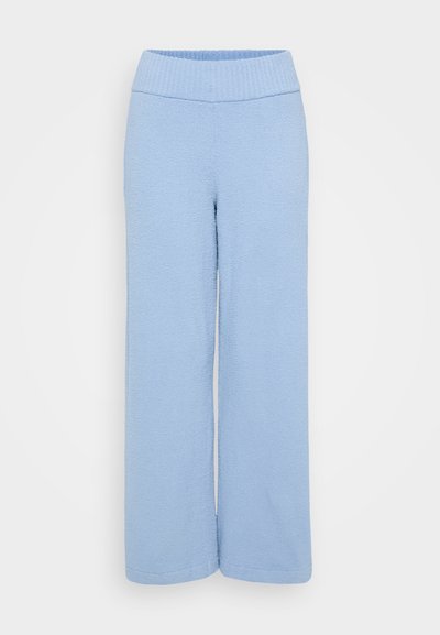 Calças largas de um azul claro, feitas de um tecido macio e texturizado, com uma cintura canelada. Barra lisa sem decoração ou padrões adicionais.