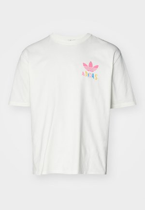 Hvid T-shirt med korte ærmer med en pink Adidas-logo og flerfarvet "ADIDAS" tekst på venstre bryst.