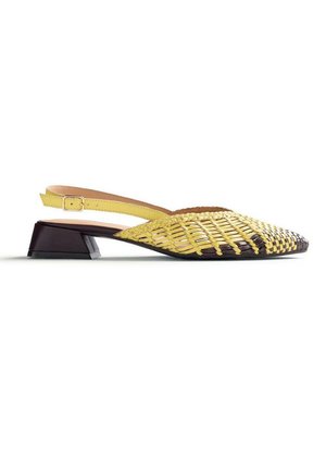 Chaussure slingback tissée en cuir jaune et marron avec petit talon bloc et bride réglable à boucle, vue de profil sur fond blanc.