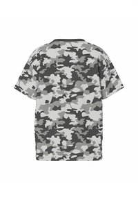 T-shirt à manches courtes avec un motif camouflage noir, gris et blanc, vu de dos sur un fond blanc.
