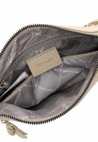 Beige leren portemonnee interieur met grijs patroonvoering, voorzien van een ritzak, kaartenhouders en een gestructureerd label.