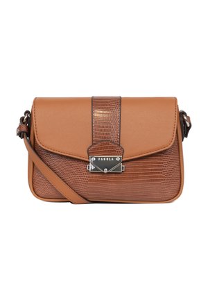 Sac bandoulière en cuir marron avec panneau avant texturé, fermeture à rabat et fermoir argenté gravé du nom de la marque "Fagola."