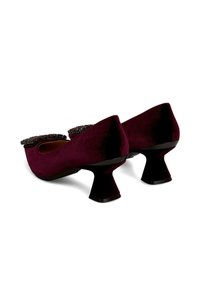 Zapatos de mujer de terciopelo burdeos oscuro, con tacones bajos y adornos cuadrados de joyas en las punteras.