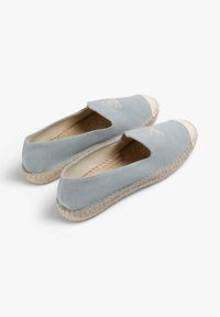 Grijze canvas espadrilles met een ronde neus, beige stoffen voering en natuurlijke jute zolen. Voorzien van decoratieve stiksels en een licht patroon.