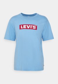 Jasnoniebieska bawełniana koszulka z krótkim rękawem i okrągłym dekoltem, z widocznym czerwonym logo "LEVI'S" na przodzie. Prosty wzór i tekstura.