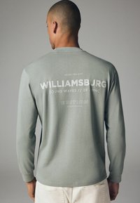 Next HEAVYWEIGHT BACK PRINT GRAPHIC - Maglietta a manica lunga - green