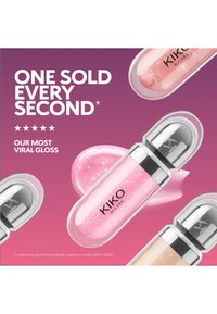 Pink og beige glitrende KIKO Milano læbepomader med sølvkapsler på pink gradientbaggrund, tekst der fremhæver "Én solgt hvert sekund."