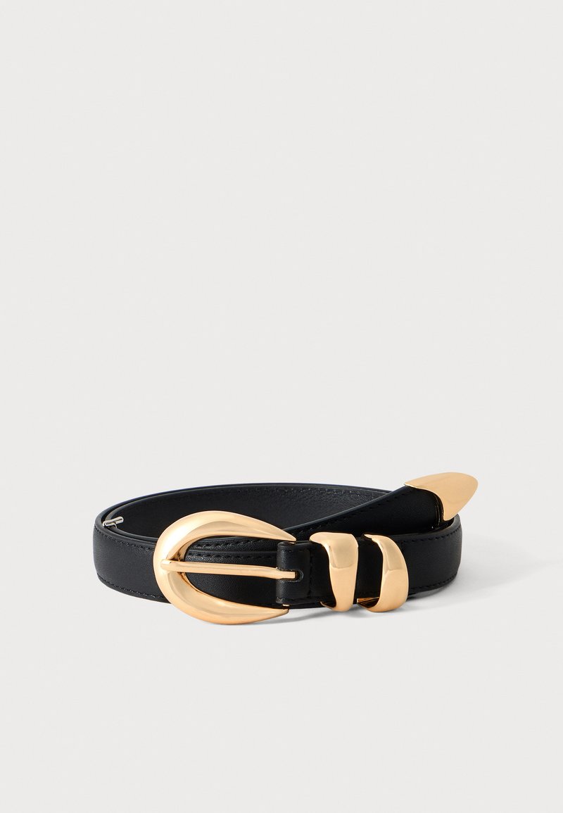 Ceinture en cuir noir avec boucle dorée incurvée brillante, deux passants dorés et embout doré au bout, présentée sur fond blanc.