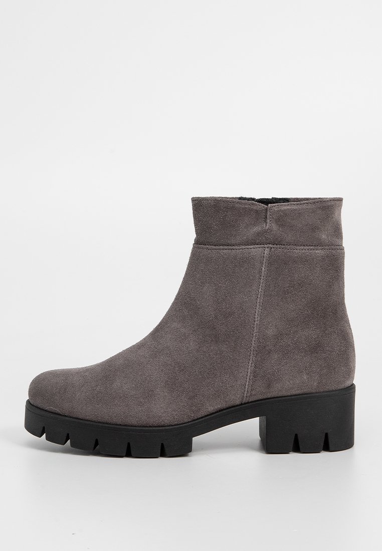 Graue Wildleder-Stiefelette mit Blockabsatz, abgerundeter Zehenpartie und strukturierter Laufsohle mit einem eingekerbten Muster. Minimalistisches Design, ohne sichtbare Beschläge.