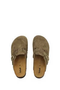 Sabots en daim marron avec un dos ouvert, une sangle à boucle ajustable et une semelle intérieure rembourrée beige. Texture lisse, bout arrondi, design simple.