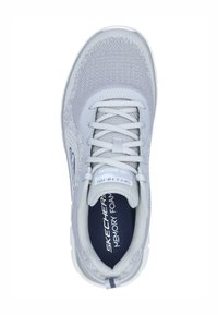 Chaussure de sport gris clair avec une tige en tricot, un design à lacets, une semelle intérieure en mousse à mémoire de forme et une semelle en caoutchouc.