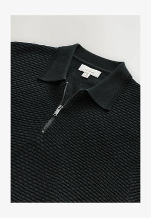 Schwarzer, hochwertig gestrickter Pullover mit strukturierter Oberfläche, der einen Reißverschlusskragen und gerippte Akzente aufweist. Das Etikett zeigt die Größe M an.