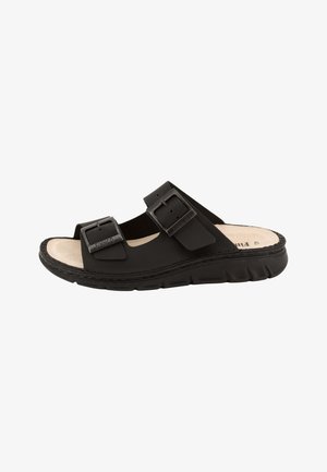 Sandale slide noire à bout ouvert avec deux brides réglables à boucles et une semelle épaisse et rembourrée.