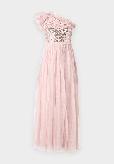 Eineschultriges Kleid mit einem glitzernden Oberteil, Rüschendetails aus Tüll und einem fließenden, rosa Rock mit Pünktchenstruktur und gerafftem Taillenbereich.
