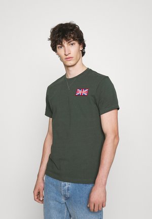 BADGE TEE - Print T-shirt - deep forest