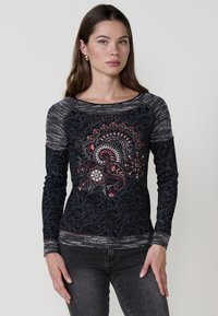 Dugi rukav majica s crnim cvjetnim uzorkom, s vibrantnim crvenim i bijelim vezenim paisley motivima. Sivi teksturirani akcenti na izrezu i rukavima.