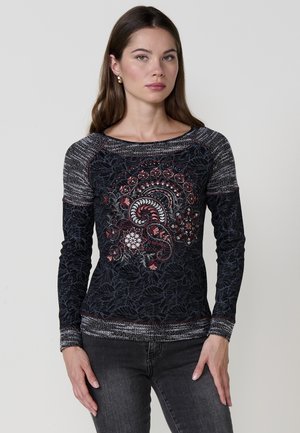 Top de manga larga con estampado floral negro, que presenta un vibrante bordado de paisley en rojo y blanco. Detalles texturizados en gris en el cuello y los puños.