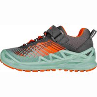 Scarpe sportive grigie e arancioni con tomaia in rete traspirante, cinturino regolabile e suola traslucida verde. Presentano scanalature di trazione prominenti.