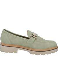 Ljust grön mocka loafersko med rund tå, med en detalj i guldton och en beigefärgad gummiplatformssula med texturerat mönster.