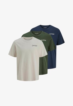 Drei Crew-Neck-T-Shirts mit kurzen Ärmeln in Beige, Grün und Marineblau, jeweils mit dem Jack & Jones-Logo in Weiß auf der linken Brust.