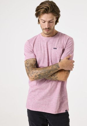 Korte mouwen, roze heather t-shirt met ronde halslijn en een klein blauw logo-merk. Heeft een relaxte pasvorm en een zachte, gestructureerde stof.