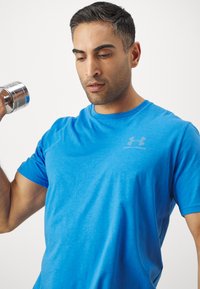 Under Armour LEFT CHEST LOGO - Print T-shirt - blue atlantis/blue calm