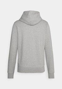 Sudadera de algodón gris con capucha ajustable, mangas largas, puños y dobladillo acanalados. Textura suave con un diseño sencillo, sin patrones visibles.