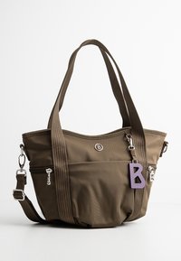 Sac fourre-tout en nylon brun avec poignées doubles, bandoulière amovible, fermeture éclair, poche avant et une étiquette d'accent violette. Comprend un détail logo.