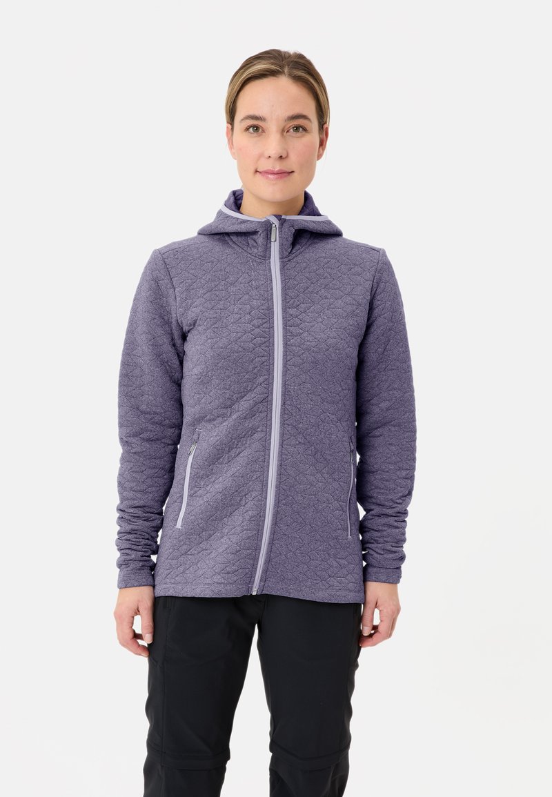 Paarse gewatteerde zip-up jas met een capuchon, gekenmerkt door gestructureerde stof, ritszakken en contrasterende ritsdetails.