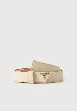 Ceinture en cuir beige roulée avec une boucle triangulaire dorée du logo Guess USA sur un fond blanc uni.