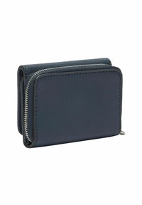 Granatowy skórzany portfel o fakturowanej powierzchni, zamykany na zamek błyskawiczny, z kontrastowymi srebrnymi elementami. Kompaktowy, prostokątny kształt, minimalistyczny design.