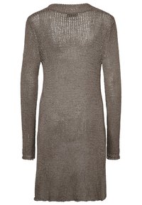 Strickkleid in Taupe mit langen Ärmeln, rundem Halsausschnitt und offener Webstruktur. Der Saum endet auf halber Oberschenkelhöhe.