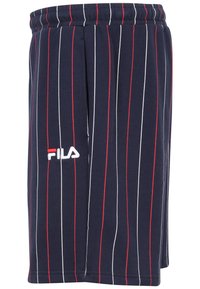 Pantaloni corti blu navy realizzati in tessuto morbido, con strisce verticali rosse e bianche, vita elastica e un piccolo logo Fila ricamato.