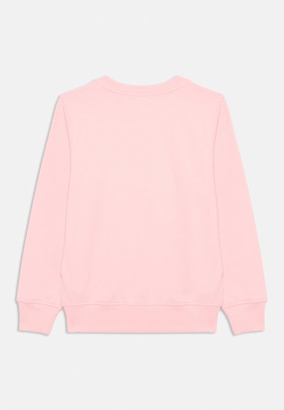 Sudadera rosa de manga larga, cuello redondo y puños acanalados. Textura suave, color sólido, sin patrones ni adornos visibles.