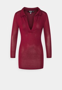 Vestido longo de mangas compridas em tom bordeaux com gola e decote em V profundo, feito de um tecido leve com uma textura suave.