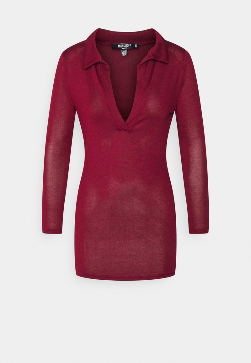 Vestido longo de mangas compridas em tom bordeaux com gola e decote em V profundo, feito de um tecido leve com uma textura suave.