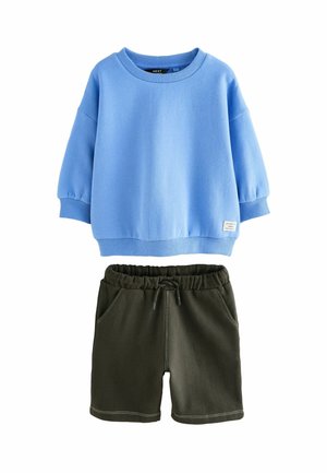 Blauwe sweatshirt met een ronde hals en geribde manchetten, gecombineerd met olijfgroene shorts met een elastische tailleband en zijzakken.