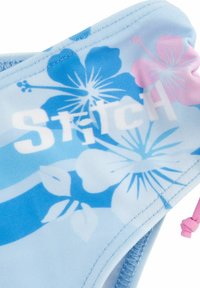 Helles blaues Badebekleidung mit floralem Muster in Dunkelblau und pinken Akzenten. Der Text lautet "SITCH" in Weiß. Glattes Material mit steppenden Details.