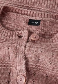 Cardigan lavorato a maglia di colore rosa con scollo a coste, motivo testurizzato e un bottone rotondo rosa, accompagnato da un'etichetta nera con la scritta "LMTD."