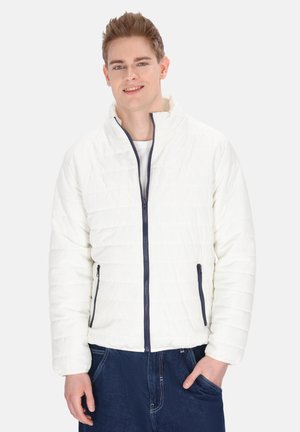 Witte gewatteerde jas met hoge kraag, voorkant met ritssluiting en marineblauwe accenten. Bevat twee zijzakken met rits en is gemaakt van een lichtgewicht stof.