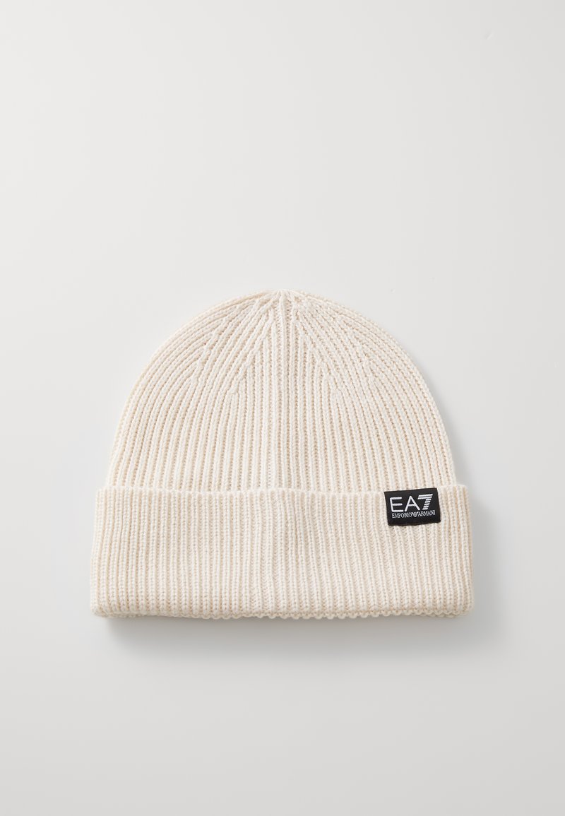 Kremowa dziana czapka z prążkowanym wzorem, z zagiętym mankietem i metką z logo EA7 Emporio Armani po boku.
