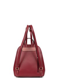 Zaino in pelle rossa con design strutturato, dotato di doppie cinghie, una cerniera laterale e un accento beige a contrasto sul davanti.