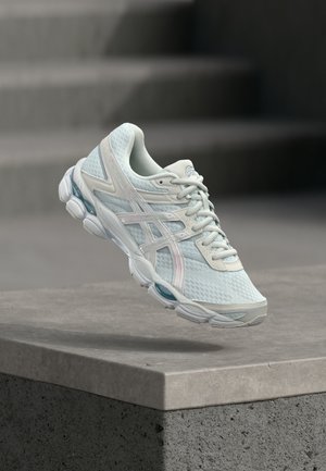 Hellblaues Netz-Laufschuh mit reflektierenden Akzenten und gepolsterter Sohle, Schnürdesign und strukturiertem Obermaterial. Verfügt über ein markantes Logo.