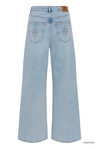 Φαρδιά τζιν παντελόνια σε ανοιχτό μπλε χρώμα με ψηλή μέση, δύο πίσω τσέπες με κεντητά λουλουδάτα σχέδια και καφέ δερμάτινο λογότυπο στη ζώνη μέσης.