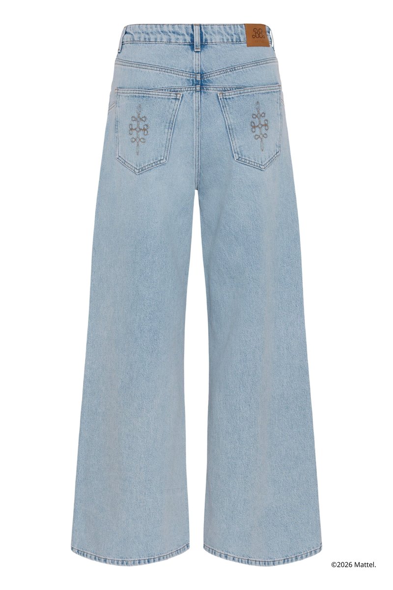 Lyseblå jeans med vide ben og høj talje, to baglommer med broderede blomsterdesigns og en brun læderlogo-patch på linningen.