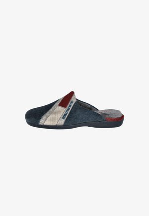 Pantufla azul de fieltro, tipo slip-on, con un upper texturizado que presenta un acento rojo y rayas diagonales en crema. Suela de goma negra para mayor tracción.